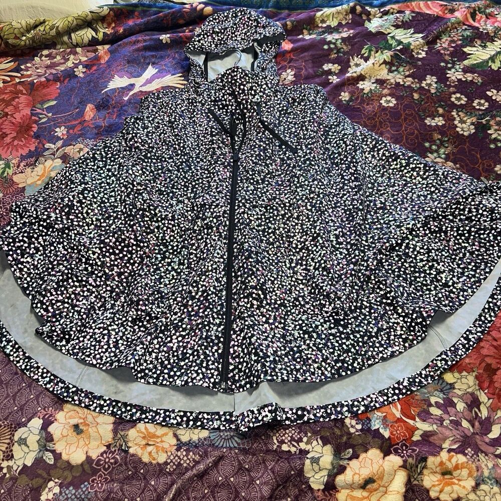 Lululemon SEAWHEEZE Horizon Runners Cape M/L Hooded Reflective Rainbow Jacket
